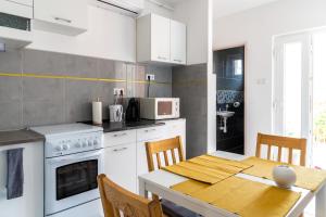 Kuchyň nebo kuchyňský kout v ubytování Németh Apartman