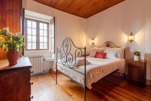 a bedroom with a bed with a wrought iron frame at Quinta de Santo Antonio in Sá
