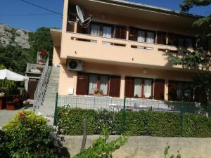 Budova, v ktorej sa apartmán nachádza