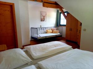 una camera con 2 letti e un divano in una stanza di Ferienwohnungen Alpenblick Vierbauch a Flattach