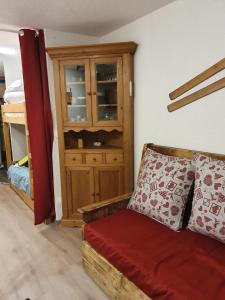 ein Wohnzimmer mit einem Sofa und einem Schrank in der Unterkunft Grand Studio in Les Carroz d'Araches