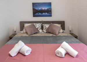 Posteľ alebo postele v izbe v ubytovaní Apartmani Dalmacija Drage