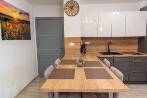 Kuchyňa alebo kuchynka v ubytovaní Apartmani Dalmacija Drage