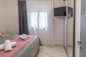 Posteľ alebo postele v izbe v ubytovaní Apartmani Dalmacija Drage