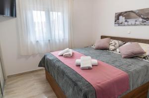 Posteľ alebo postele v izbe v ubytovaní Apartmani Dalmacija Drage