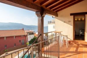 a balcony with a view of a city at Natural&Mente Apartamentos Valle del Jerte in El Torno