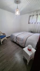 Dormitorio blanco con cama y mesa en Mummy house, en Savines