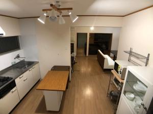een keuken met een tafel en een woonkamer bij Villa Chillon - Vacation STAY 97710 in Sakate
