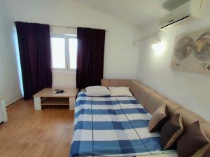 ein Wohnzimmer mit einem Sofa und einem Tisch in der Unterkunft Apartmani Durovic in Bar