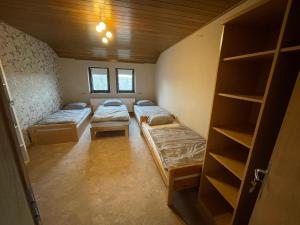 a room with three beds and a closet at Monteurwohnungen-Dinslaken in Dinslaken