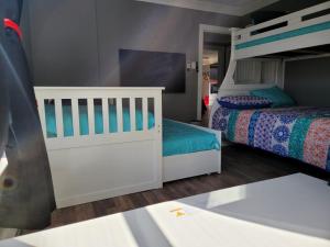 Postel nebo postele na pokoji v ubytování Luxury Pet Friendly Home In Houston Near All Downtown Attractions - 2707B