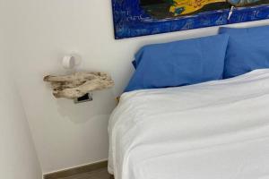 a bedroom with a bed and a rock on the wall at Delizioso appartamento a ridosso del mare del Plemmirio Siracusa in Plemmirio