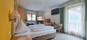 Tempat tidur dalam kamar di Hotel Traube - Stelvio
