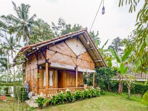 uma pequena casa no meio de um quintal em OYO Homes 91067 Desa Wisata Santanamekar em Rajapolah
