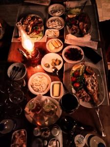 uma mesa com muitos pratos de comida em Kaş Sun Glare Hotel em Kas