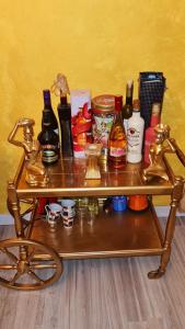 een tafel met flessen en andere artikelen erop bij Aprtmani "M" br4 in Topola