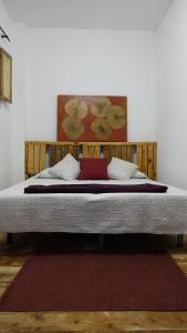 ein großes Bett in einem Zimmer mit in der Unterkunft LA CHALANA DE ABUELA in Playa del Burrero