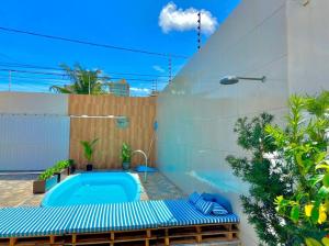 una pequeña piscina en un patio trasero con una valla en Temporada 737, en Aracaju