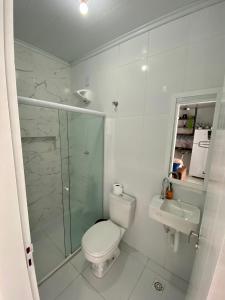 y baño con aseo, ducha y lavamanos. en Temporada 737, en Aracaju
