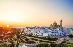 - une vue sur la ville au coucher du soleil dans l'établissement Locorotondo Stone House, à Locorotondo