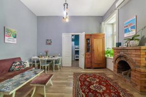 sala de estar con chimenea y mesa en Hostel Indie Mindie, en Tiflis
