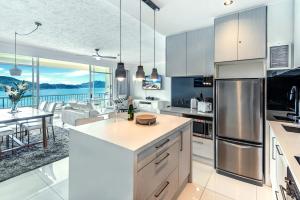 O bucătărie sau chicinetă la Whitsunday Apartment 1306