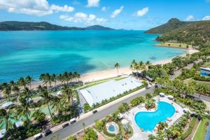 una vista aérea de la playa y el océano en Whitsunday Apartment 1306 en Isla Hamilton