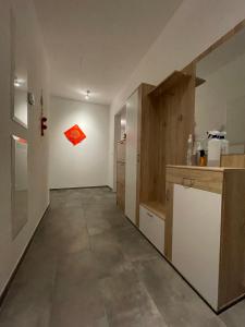 une cuisine avec un comptoir et un comptoir dans l'établissement Luxembourg 2 bedroom apartment in Gasperich, à Luxembourg