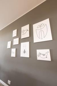 een muur met tekeningen van dieren erop bij Casa Huarpe in Mendoza