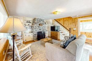 ein Wohnzimmer mit einem Sofa und einem Kamin in der Unterkunft Retreat Cottage in Plymouth