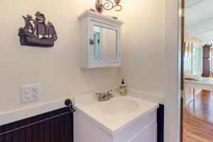 bagno con lavandino e armadietto dei medicinali di Retreat Cottage a Plymouth Altre 19 foto