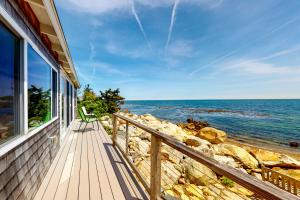 un balcone di casa con vista sull'oceano di Retreat Cottage a Plymouth