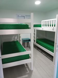 Bunk bed o mga bunk bed sa kuwarto sa Apartamento Praia Enseada Guarujá Wilma - próximo da praia - com ar condicionado e vaga para carro