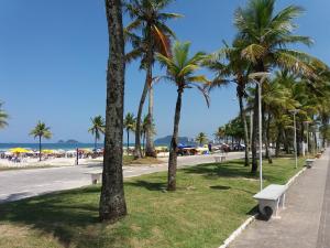 Gallery image of Apartamento Praia Enseada Guarujá Wilma - próximo da praia - com ar condicionado e vaga para carro in Guarujá