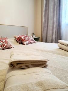 Duas camas com toalhas num quarto em Apartamento Luz em Valência
