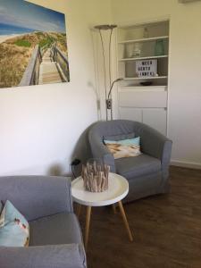 una sala de estar con un sofá y una mesa en Haus-Marina, en Rantum