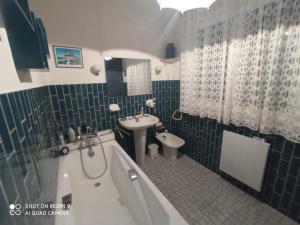 Phòng tắm tại "Chez Vivi" logement 6 p classé 3 étoiles dans une belle maison au calme avec grande terrasse, balcon indépendant et wifi gratuite +25 ảnh