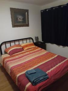 ein Schlafzimmer mit einem Bett mit zwei Handtüchern darauf in der Unterkunft Cartledge Ave house accommodation Whyalla in Whyalla