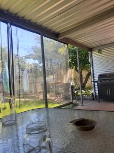 ein Glasgefäß auf einem Tisch in der Unterkunft Cartledge Ave house accommodation Whyalla in Whyalla
