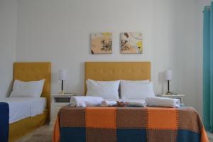 a bedroom with two beds with towels on them at Pai Pajarito in Corrientes