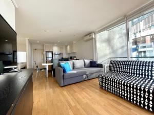 墨爾本的住宿－Readyset Apartments at Dockside，带沙发和电视的客厅