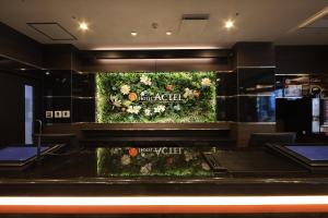 Hotel Actel Nagoya Nishiki في ناغويا: مطعم مع عرض الزهور في النافذة
