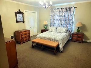 Llit o llits en una habitació de Heritage Inn BNB