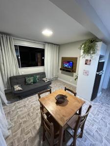 un soggiorno con tavolo e divano di Residencial Bernardo, Meia quadra do trapiche a Florianópolis