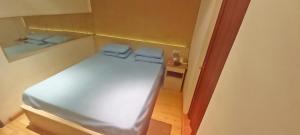 Llit o llits en una habitació de Hotel Aruni Ancol