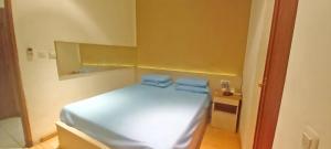 Llit o llits en una habitació de Hotel Aruni Ancol