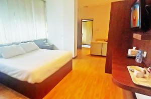 Llit o llits en una habitació de Hotel Aruni Ancol