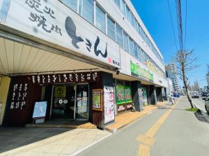 a building with a sign on the side of it at 格安施設【サービスアパ―トメントＳＡＰＰＯＲＯ札幌東2-1】 ペット滞在可 in Sapporo