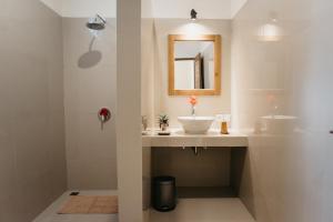 a bathroom with a sink and a mirror at Tu Sandat Homestay in Ubud