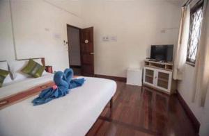 Un dormitorio con una cama con un elefante. en NITRO HOUSE en Ko Tao